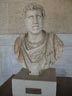 Statue expose sous le portique